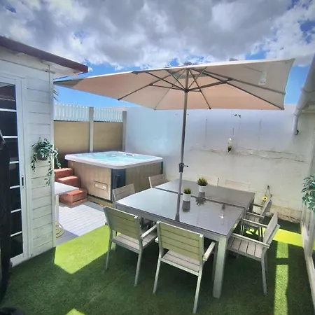 Sukka - Elegant - Community Pool Access 特尔德